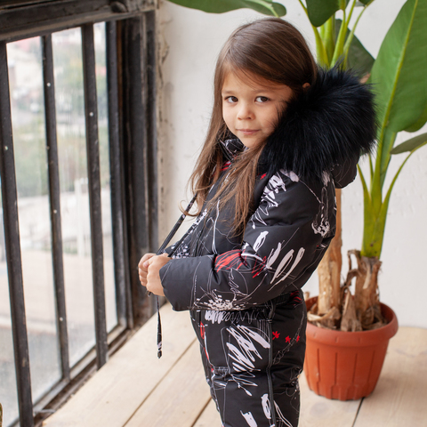 Детский зимний комбинезон с принтом  «Граффити» и опушкой из натурального меха