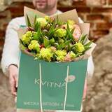 Photo of Spring bouquet of eustoma and peony-shaped tulips «Juicy beads»