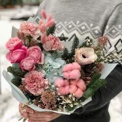 Милий рожево-блакитний букет з гортензією, анемоном і піоновидною трояндою «Рум’яна Ганнуся»