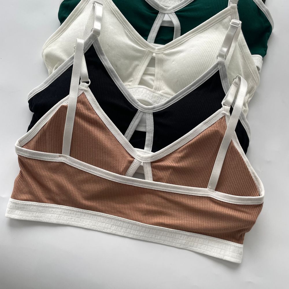 Зручний комплект з вирізом на топі