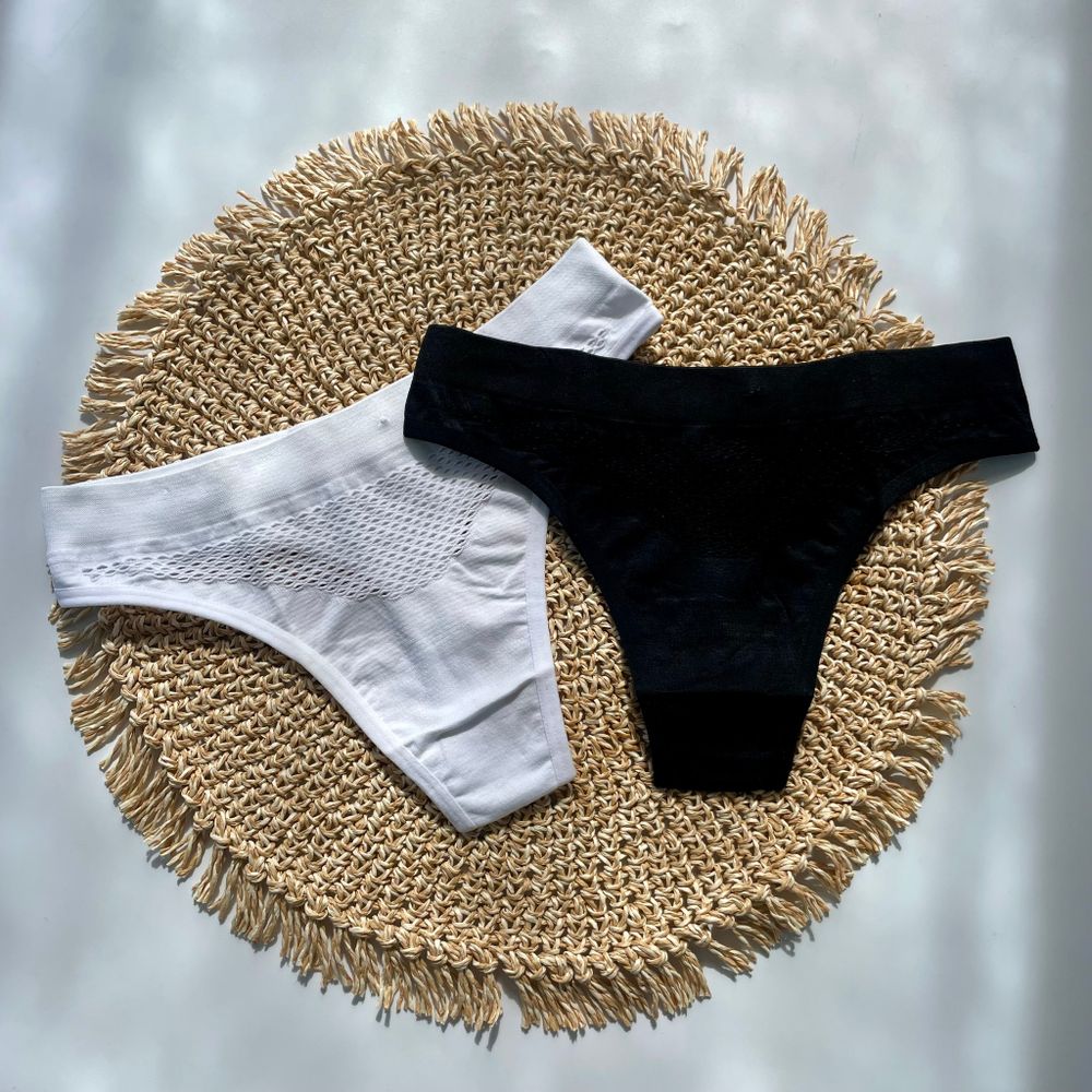 Стрінги з декоративною перфорацією