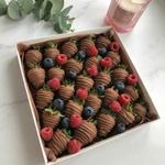 Полуниця у молочному шоколаді з ягодами малини та лохини