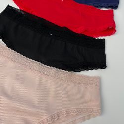 Американки з мереживною окантовкою