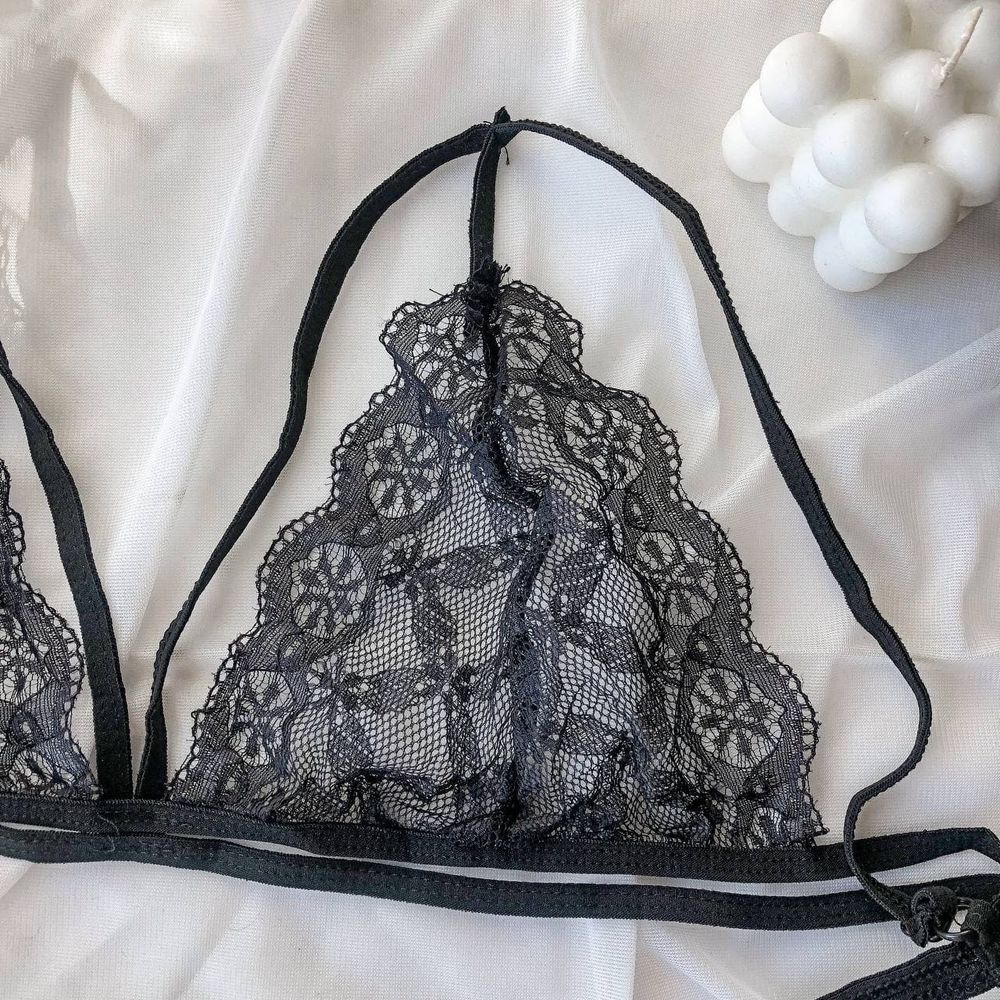 Комплект из прозрачного цветочного кружева.