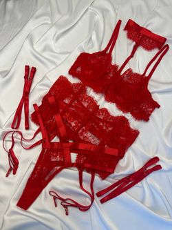 Мереживний комплект з корсетним пояском