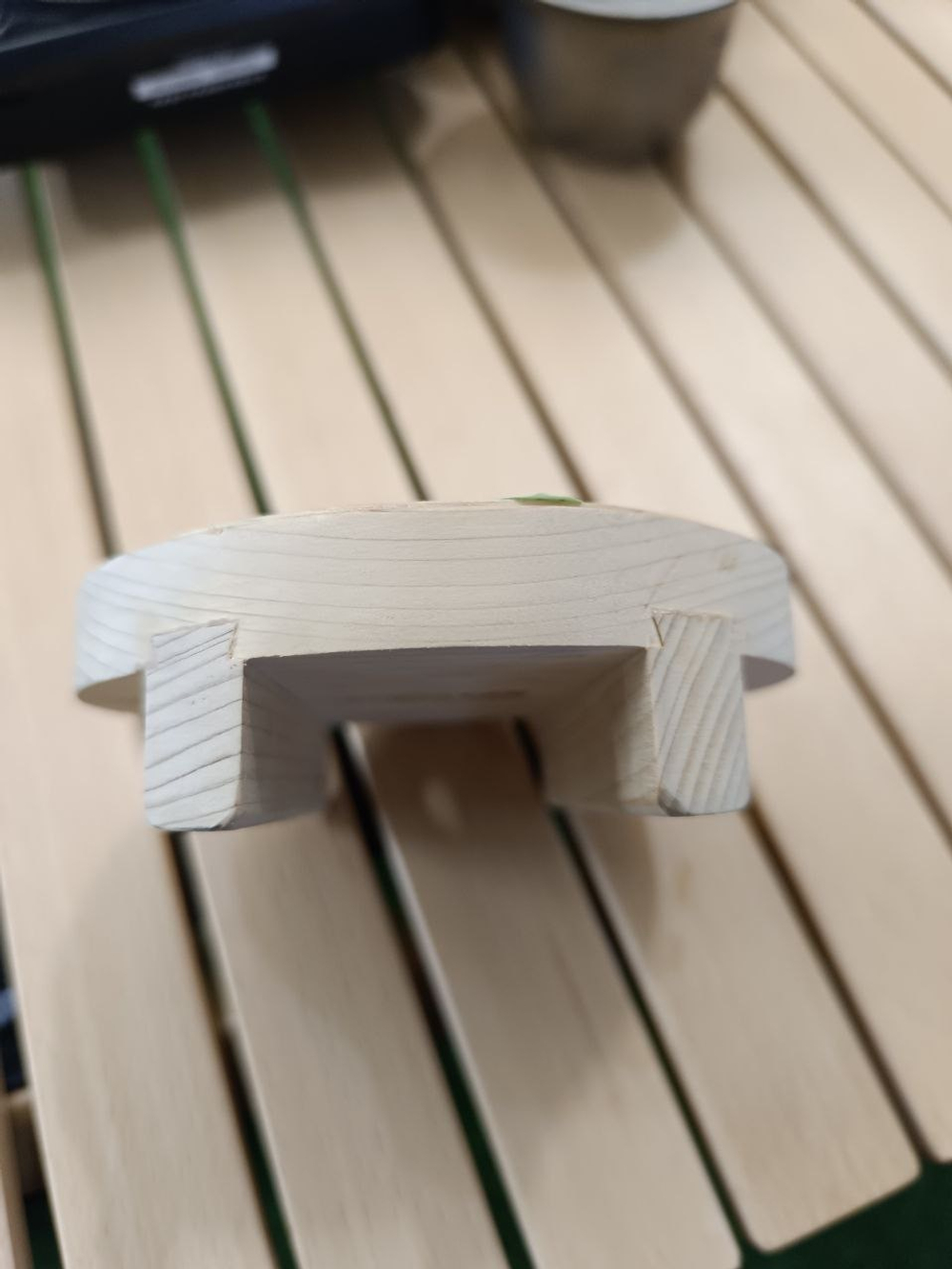 Подставка под горячее на ножках