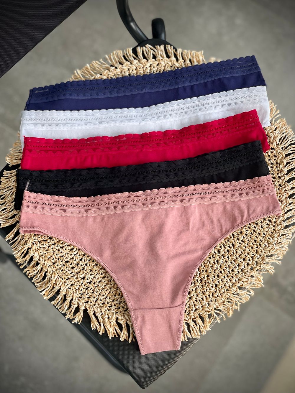 Стрінги гладенькі спереду, мереживні ззаду