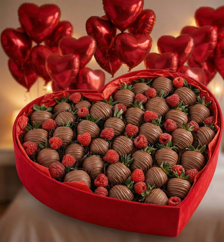 Полуниця у молочному шоколаді з малиною у коробці серце преміум + кульки серця 25 шт