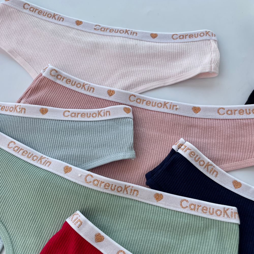 Стрінги з мінімалістичним написом на резинці