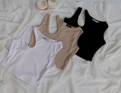 Укорочений топ із асиметричним вирізом на плечі