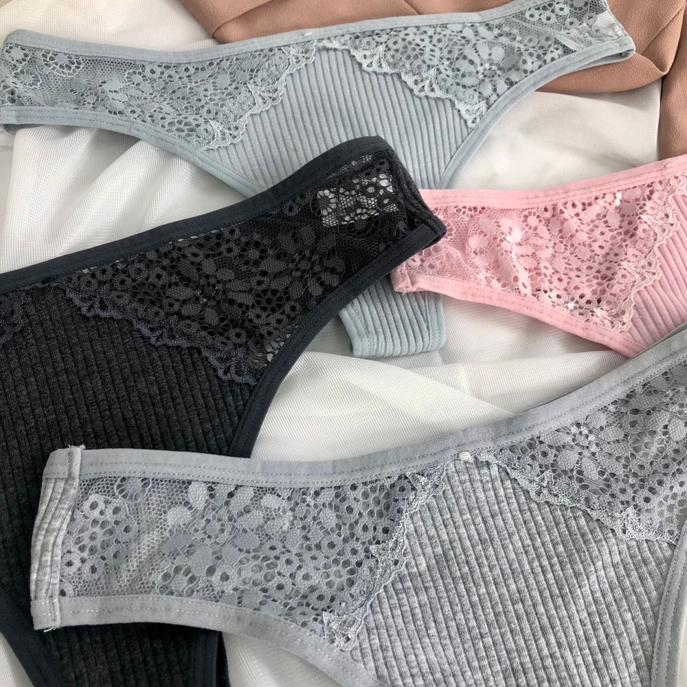 Трусики в рубчик з мереживною вставкою