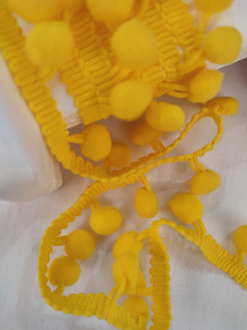 Помпоны на тесьме (1 см)