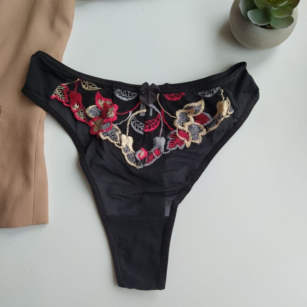 Стринги с вышивкой