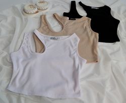 Укорочений топ із асиметричним вирізом на плечі