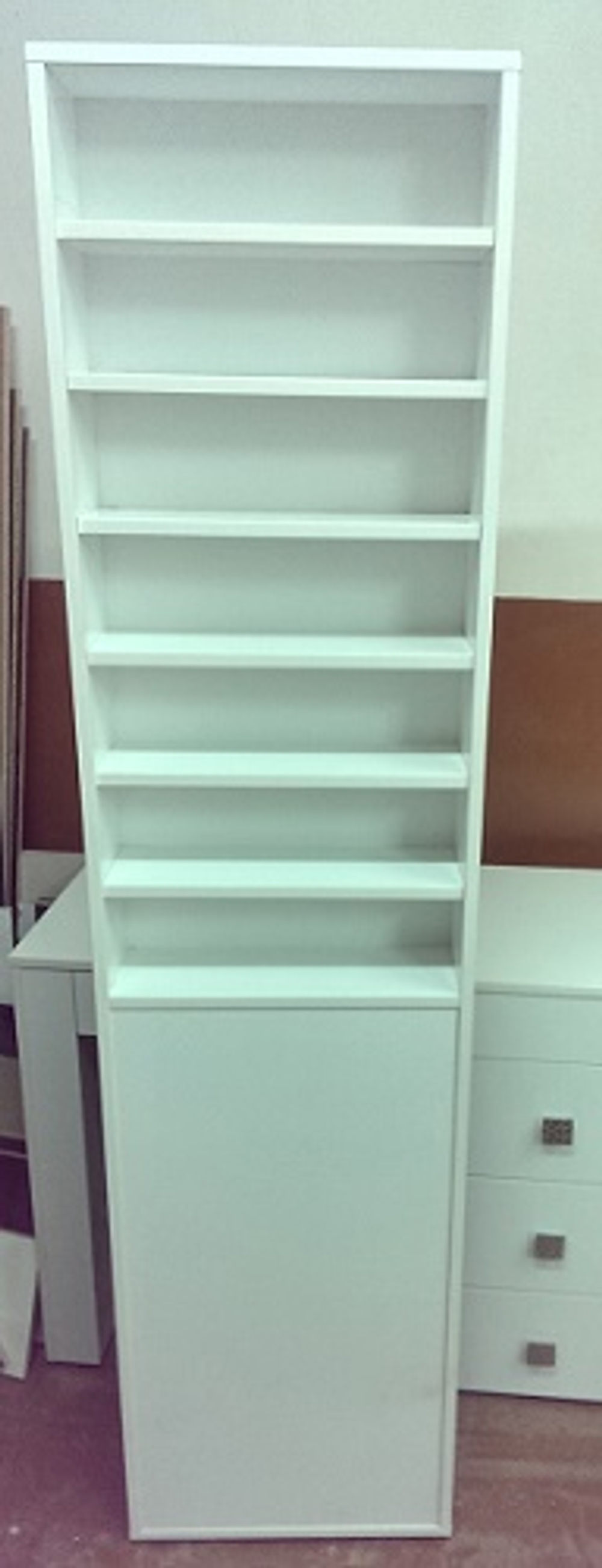 Стелаж для лаків з підсвічуванням Tower