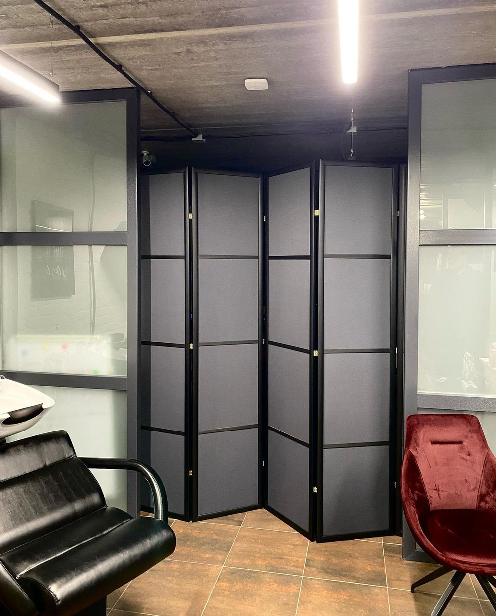 Ширма в темной раме классическая