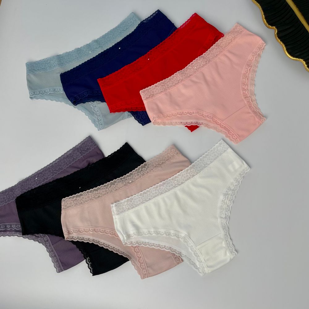 Американки з мереживною окантовкою