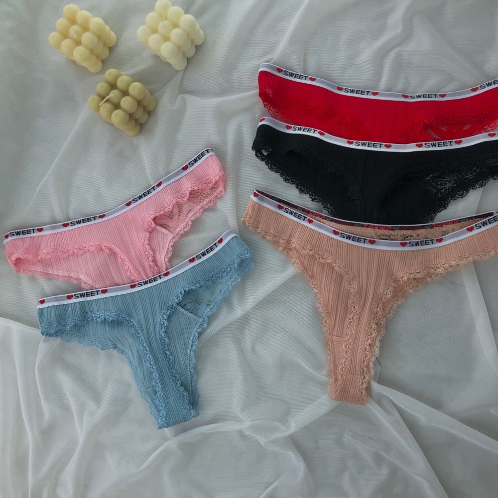 Фактурні стрінги з мереживною вставкою