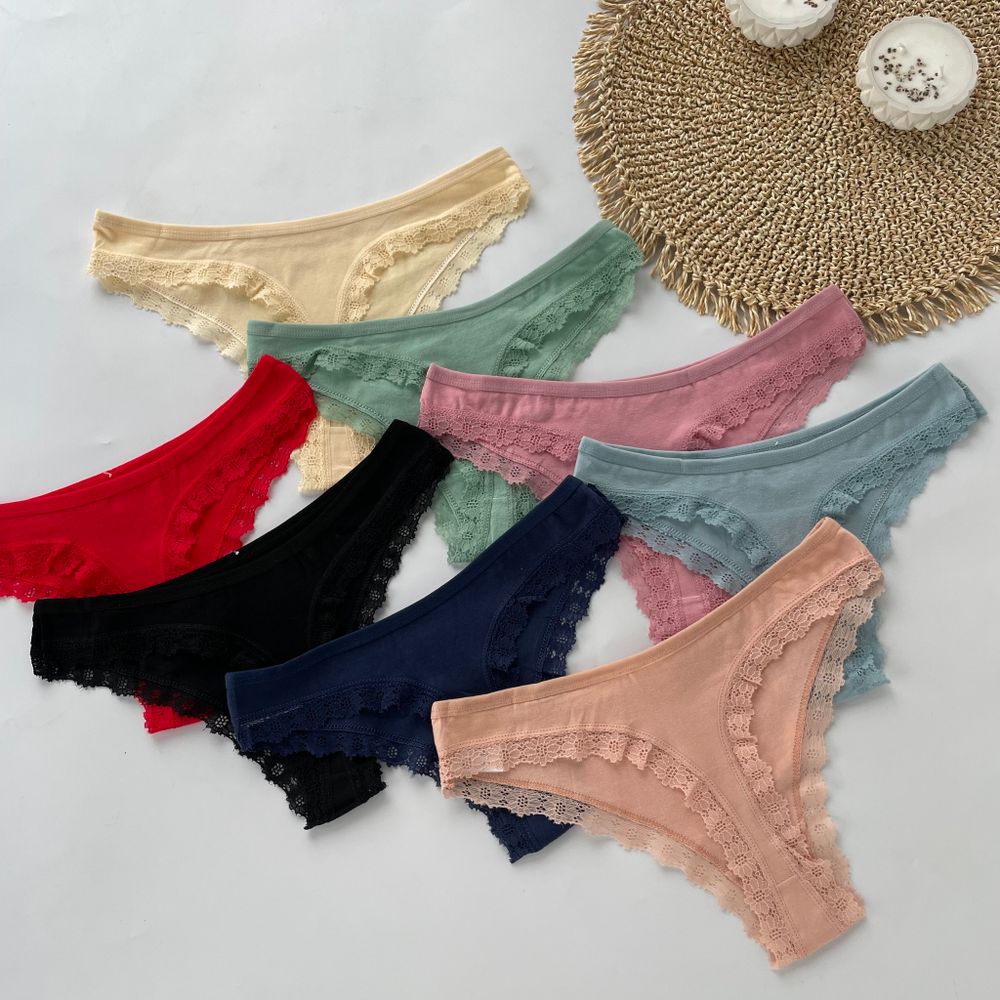 Гладенькі стрінги з мереживними вставками