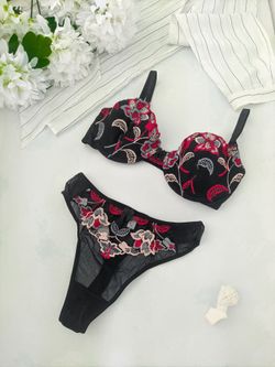 Комплект с вышивкой