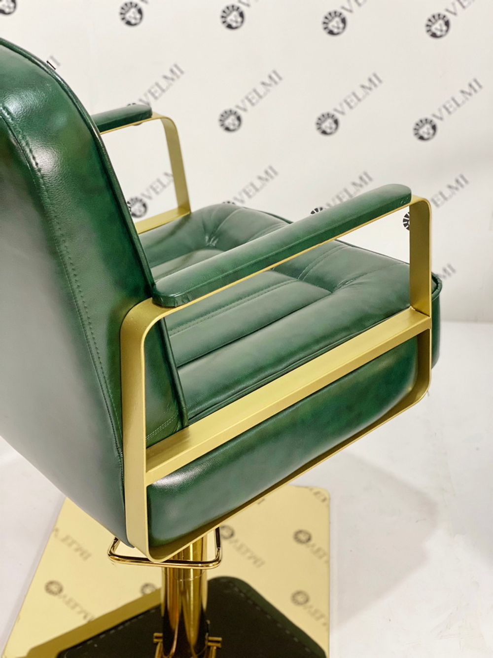 Парикмахерское кресло Bronx Gold