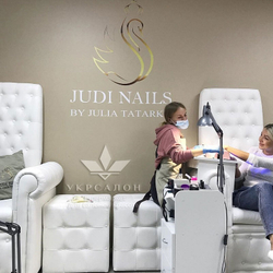 Педикюрное крісло трон queen