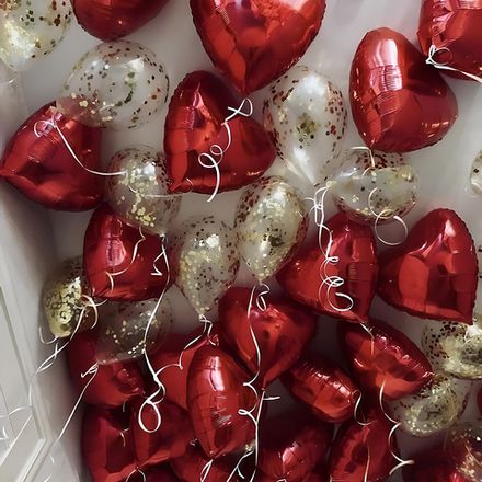 Кульки з гелієм під стелю з золотим конфеті та серця