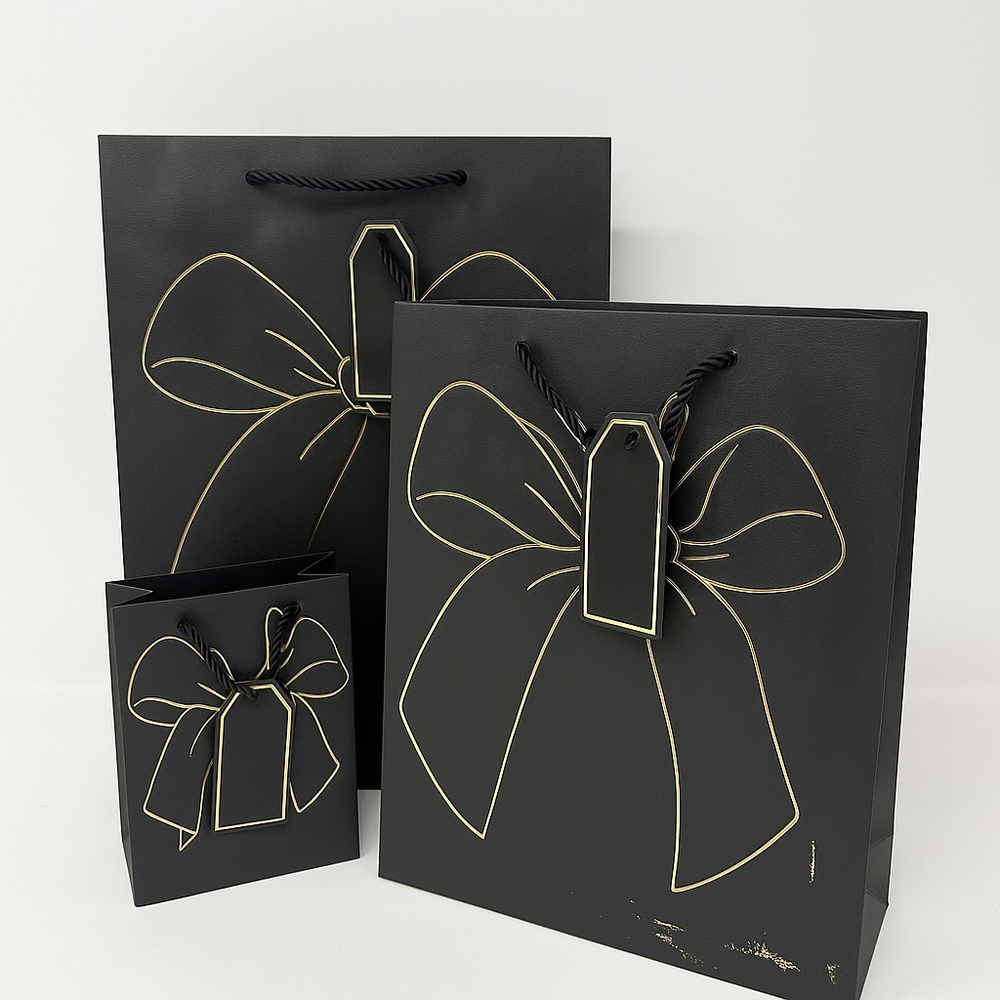 Набор подарочных пакетов с золотым бантом на чёрном фоне — 3 штуки