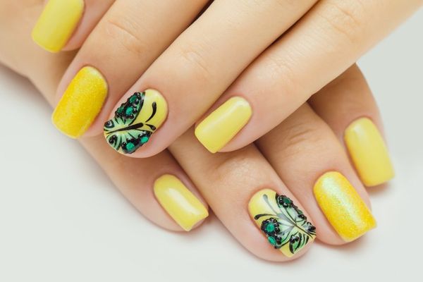 Манікюр з яскравими красивими квітами.