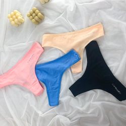 Класичні стрінги з мінімалістичним написом