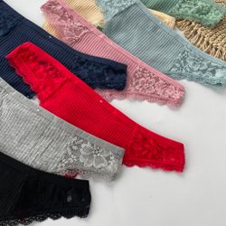 Стрінги в рубчик з ажурними вставками