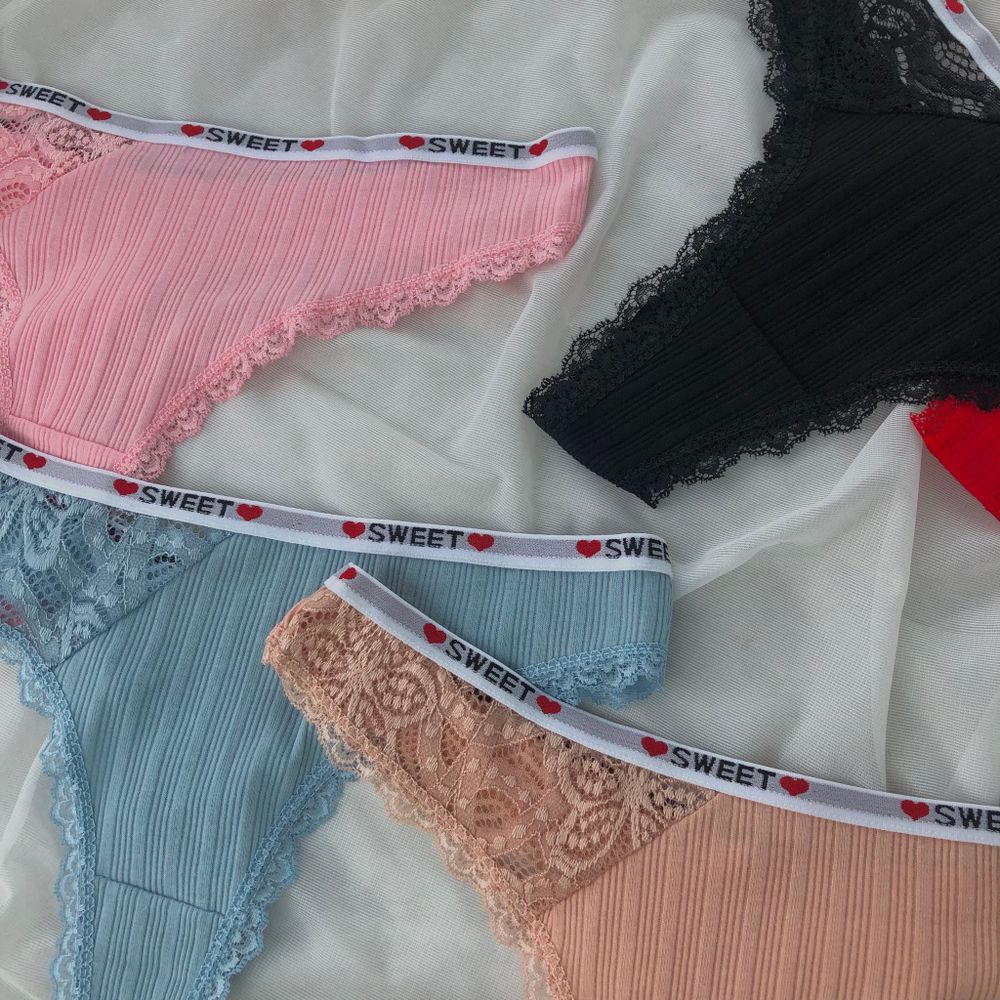 Фактурні стрінги з мереживною вставкою