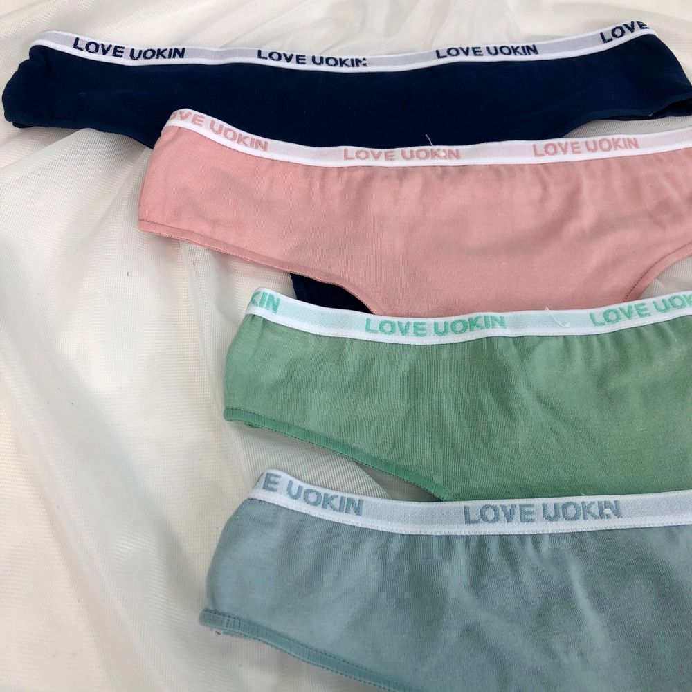 Гладнькі стрінги з написом на резинці