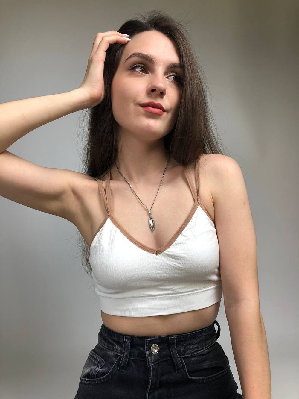 Топ на тонких бретельках