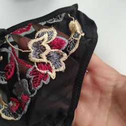 Стринги с вышивкой