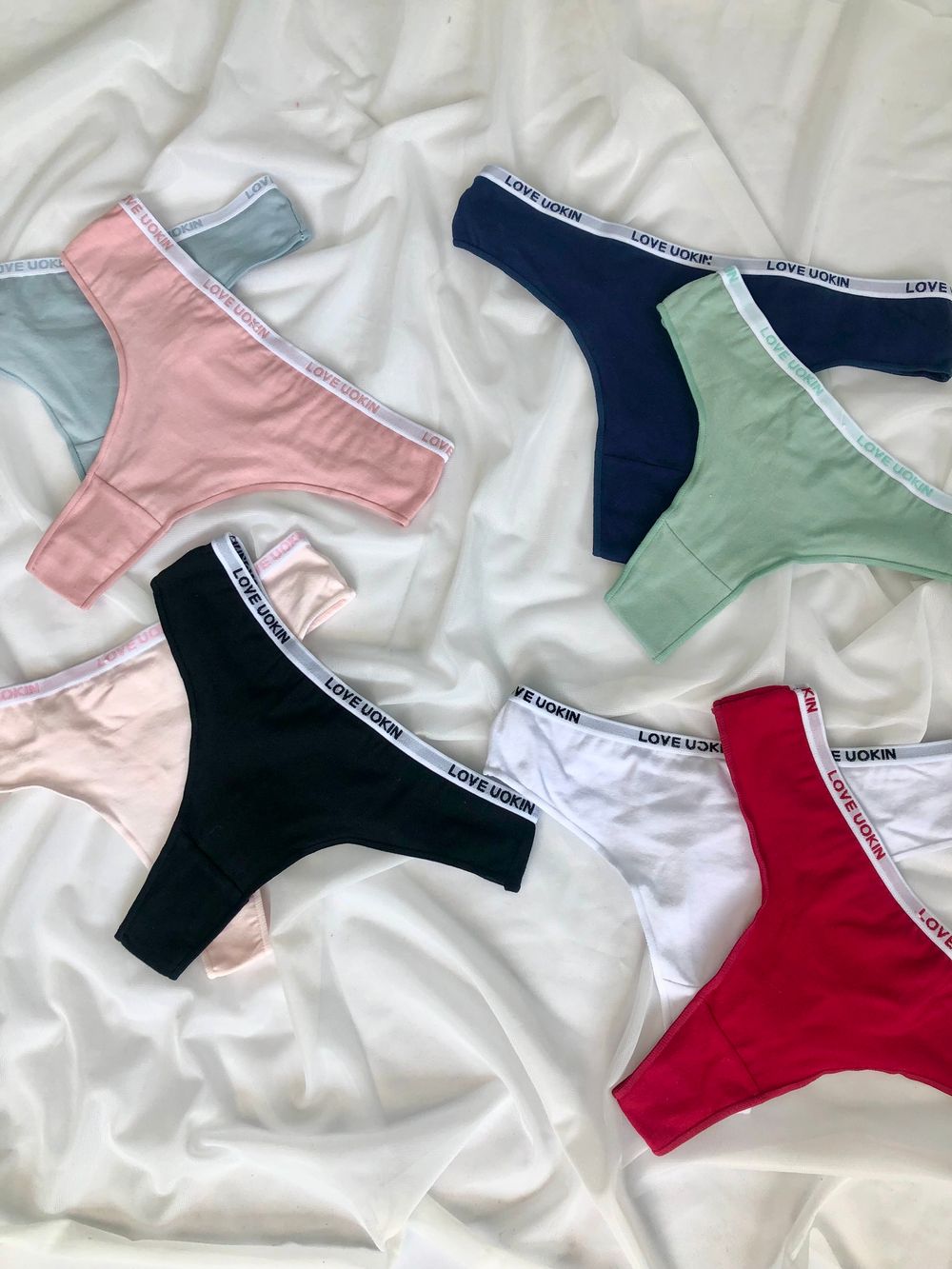 Гладнькі стрінги з написом на резинці