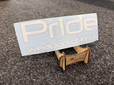 Nalepnica "Pride Weapon of Kings" (22cm x 8cm ; Bela boja)