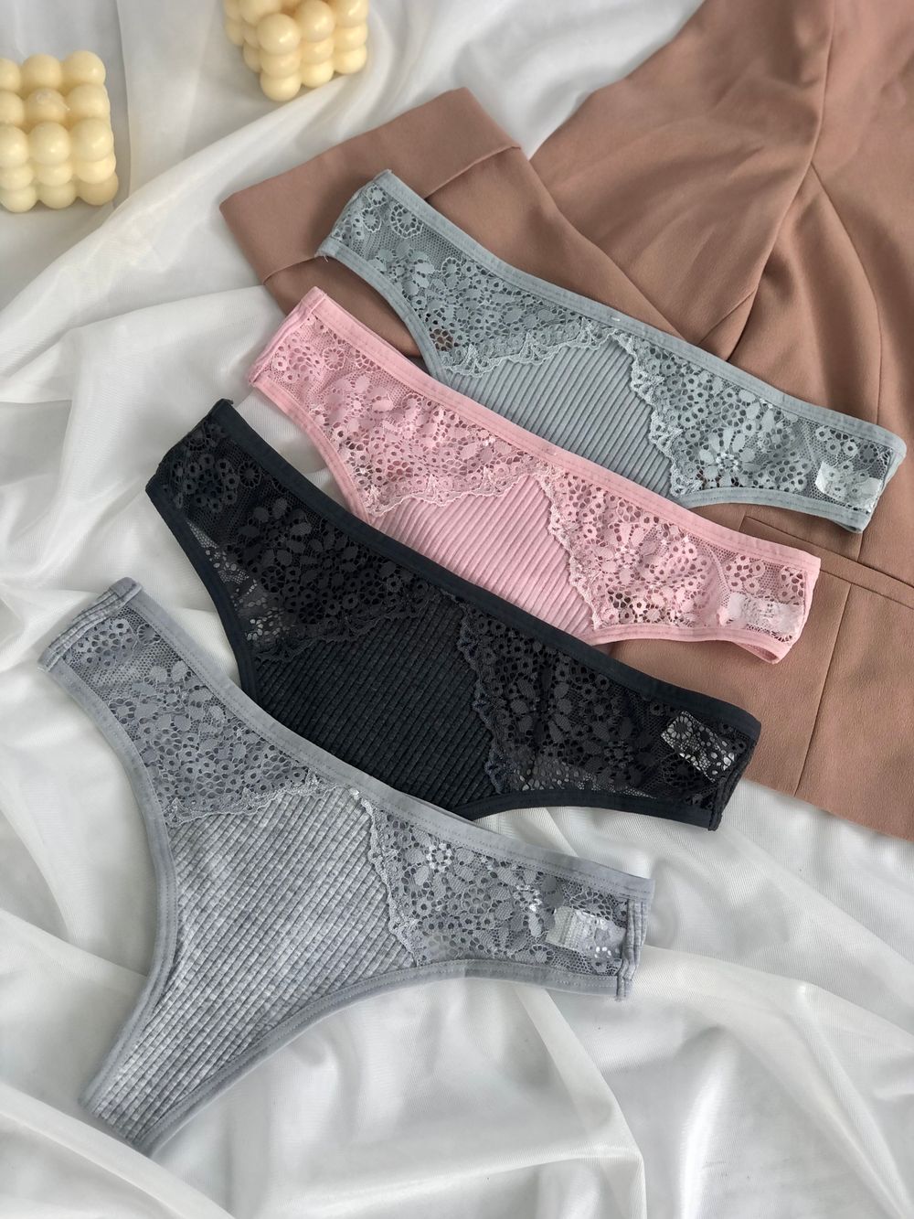 Трусики в рубчик з мереживною вставкою