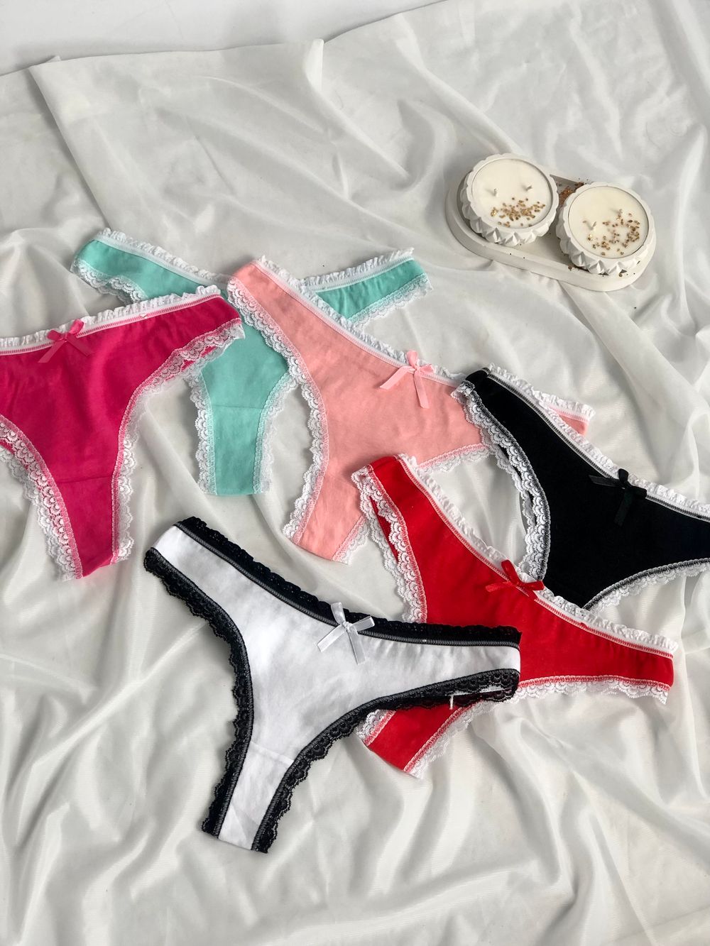 Гладекькі стрінги з мереживною окантовкою