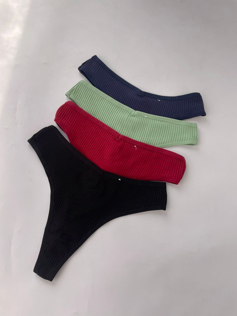 Класичні стрінги в рубчик