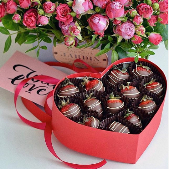 Полуниця у чорному шоколаді СЕРЦЕ
