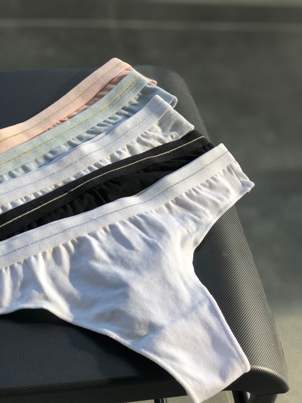 Стрінги з блискучою вставкою