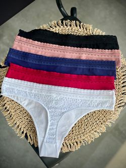 Стрінги гладенькі спереду, мереживні ззаду