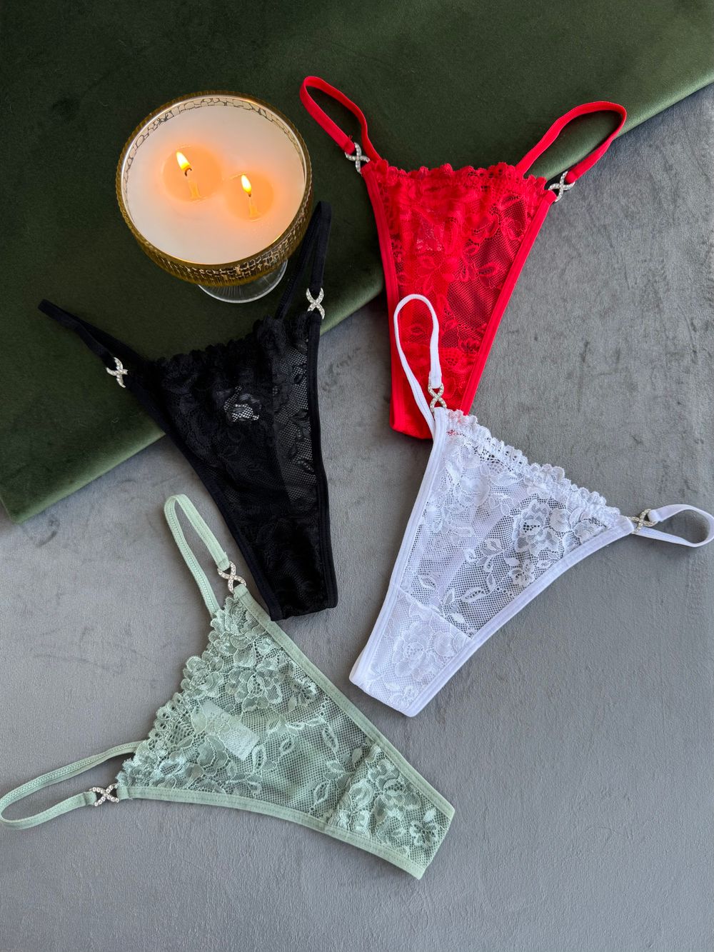 Стрінги з мережива на лямочках