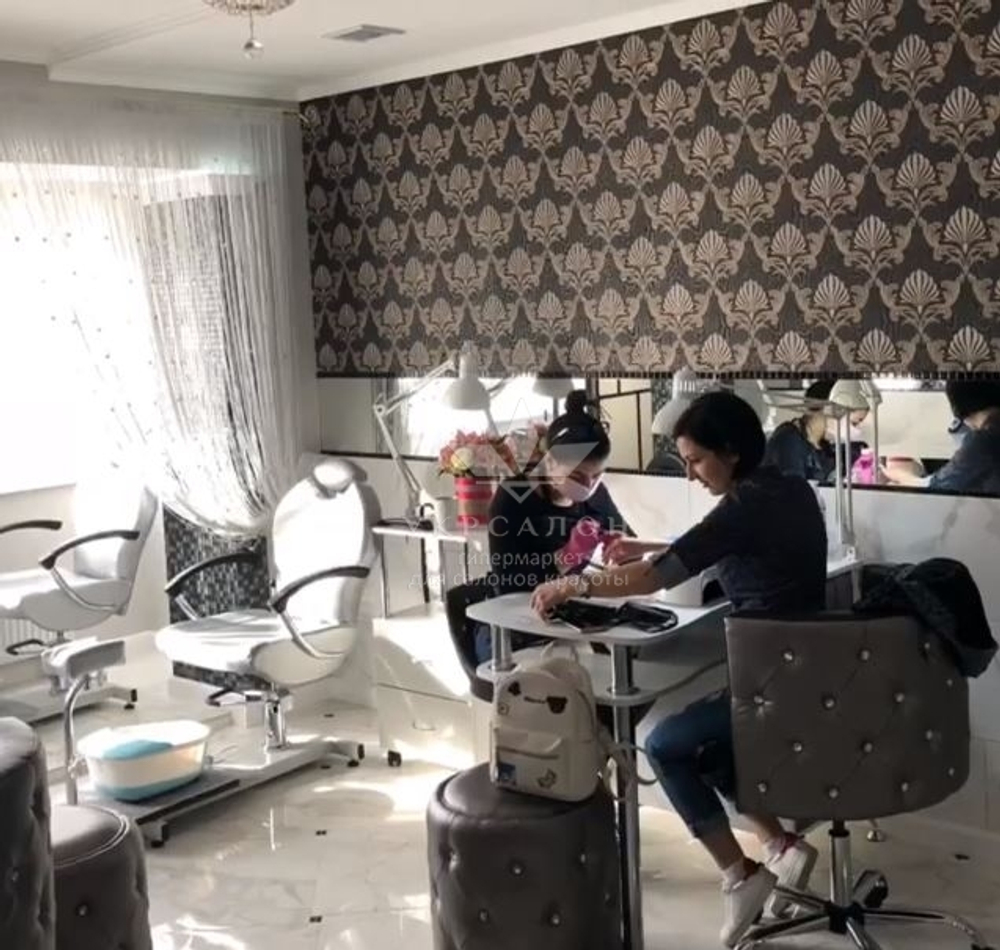 Манікюрний стіл Queen 3