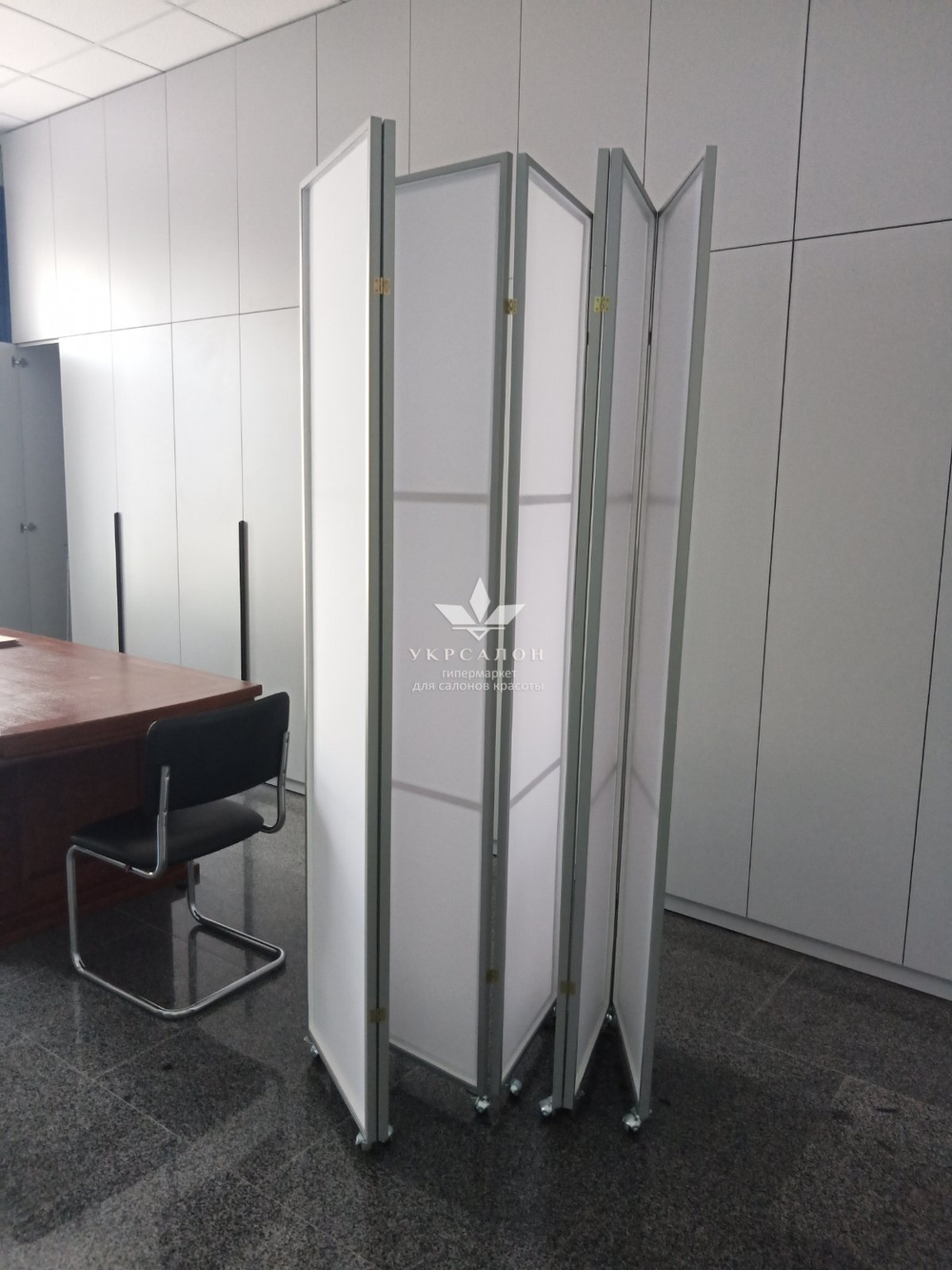 Ширма с серебристой рамкой