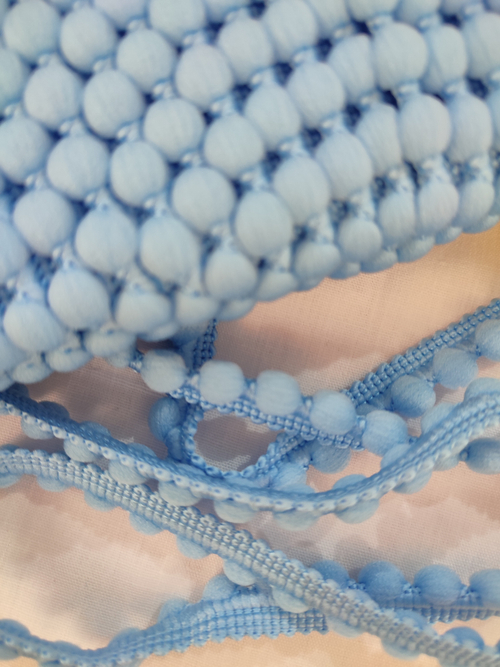 Помпоны на тесьме (1 см)