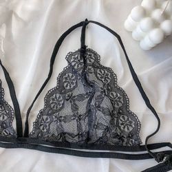 Комплект из прозрачного цветочного кружева.