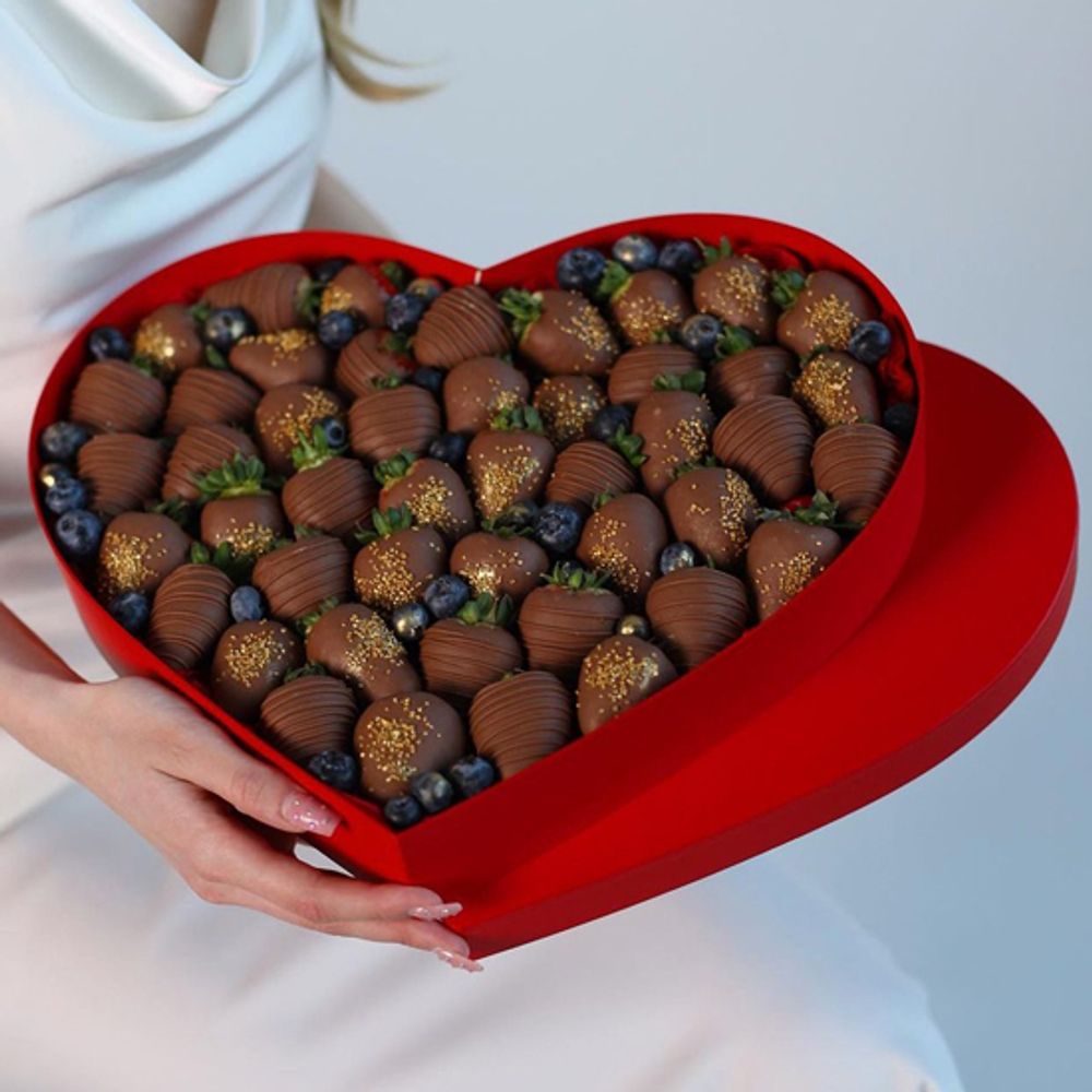 Полуниця у молочному шоколаді з лохиною у коробці серце