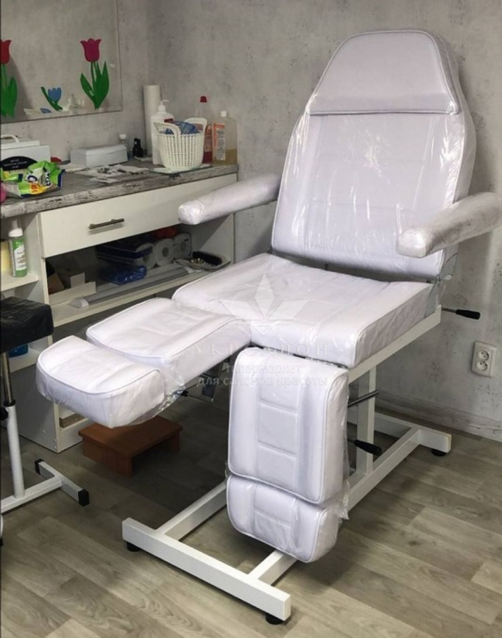 Педикюрно-косметологическая кушетка 246T